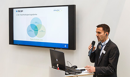 Daniel van Bühren describes the new CO2 calculator at the IMEX - Foto: GCB